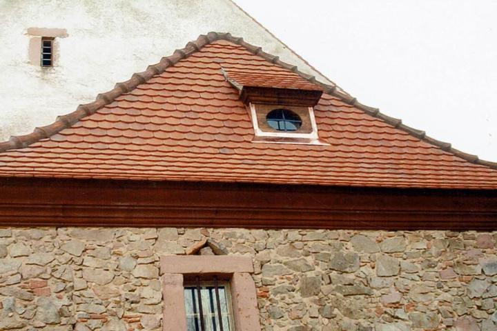 Couverture en tuile plate traditionnelle d'Alsace
